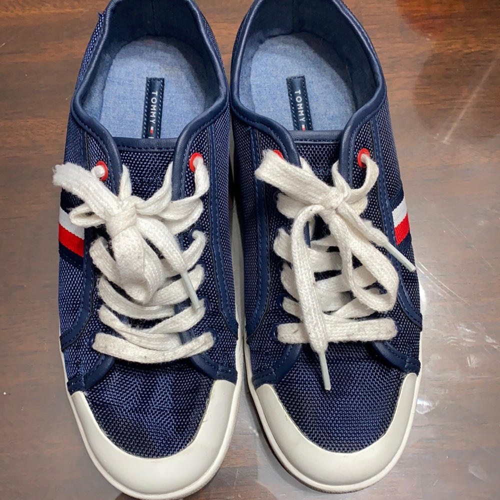 Tommy Hilfiger navy sneaker Sz 7